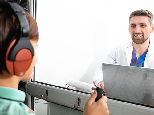 Consulta médica y estudios de audición